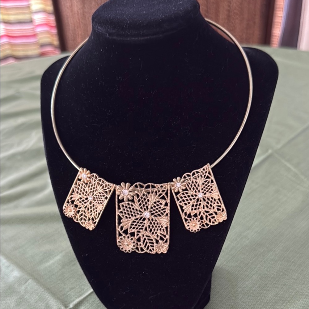 Elegant Gold Tone Floral Necklace